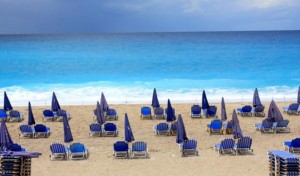 ΕΚΠΟΙΖΩ: Ποια δικαιώματα έχουν οι λουόμενοι στις οργανωμένες παραλίες