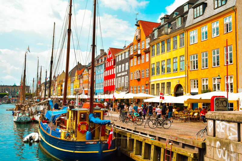 Δανία: Καταδικάστηκε ο άνδρας που... έβηξε πάνω σε αστυνομικούς φωνάζοντας «κορονοϊός»