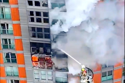 Συναγερμός στο Λονδίνο: Μεγάλη πυρκαγιά σε πολυκατοικία, τρεις όροφοι παραδόθηκαν στις φλόγες (βίντεο)