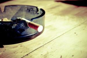 Προειδοποίηση Μπεχράκη: Και από το τσιγάρο μεταδίδεται ο κορονοϊός!