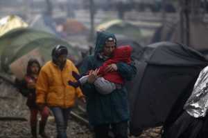 «Έρμαια» της κακοκαιρίας οι πρόσφυγες στην Ειδομένη