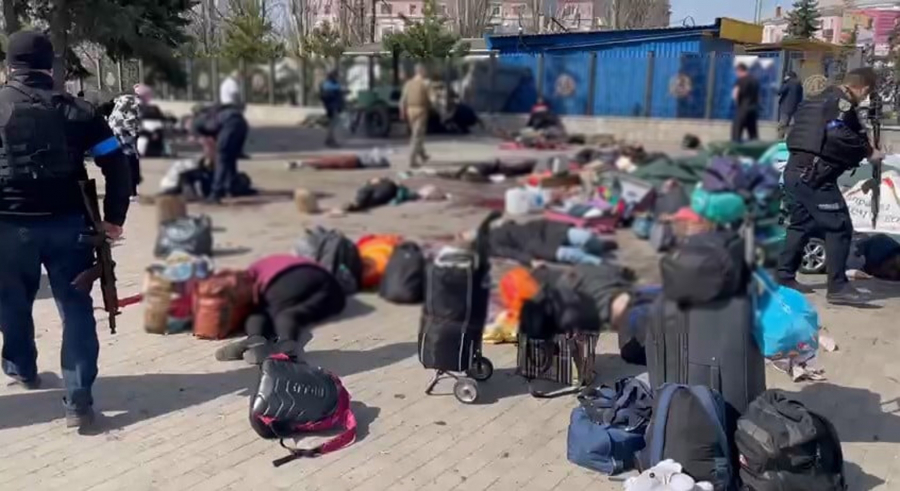Ουκρανία νέο χτύπημα σε άμαχους: Περισσότεροι από 30 νεκροί και 100 τραυματίες από τον βομβαρδισμό σιδηροδρομικού σταθμού στο Κραματόρσκ