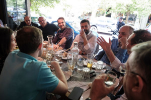 Σε στέκι του ΣΥΡΙΖΑ στο Παγκράτι ο Μητσοτάκης - Χαλαρός καφές με δημοσιογράφους (pic)