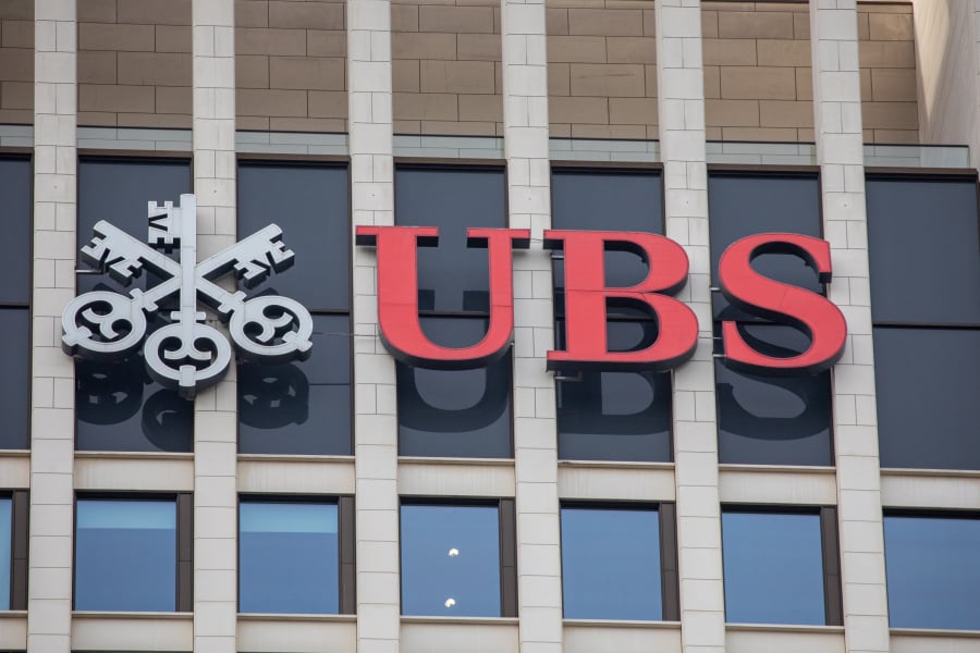 Η τράπεζα UBS συζητά την εξαγορά της Credit Suisse σύμφωνα με τους Financial Times