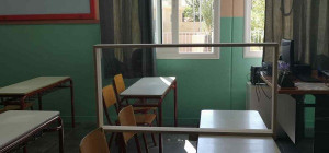 Σε ποιες περιοχές ανοίγουν σχολεία με πλέξιγκλας στα θρανία και θερμικές πύλες εισόδου