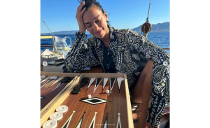 Η Dua Lipa παίζει τάβλι στην Ελλάδα, απολαμβάνοντας τις διακοπές της