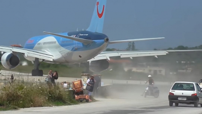 Σοκαριστικό ατύχημα στη Σκιάθο: Τουρίστρια εκτινάχθηκε από τα αέρια τουρμπίνων αεροσκάφους (βίντεο)