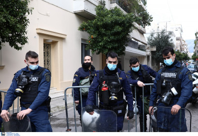 Καισαριανή: Καρέ - καρέ η επίθεση με μολότοφ και καπνογόνα στο αστυνομικό τμήμα