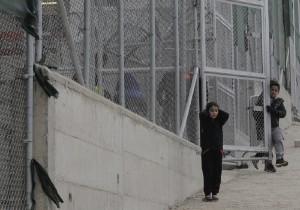 Ισπανία: Εκατοντάδες μετανάστες κρατούνται σε φυλακή κοντά στη Μάλαγα