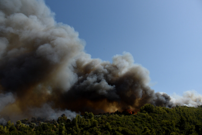Δαντική κόλαση στη Ζήρεια Αχαΐας: Η φωτιά έκαψε σπίτια - Εκκενώθηκαν οικισμοί και μια κατασκήνωση - Δύσκολη μάχη για την Πυροσβεστική (βίντεο)