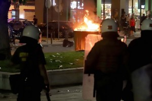 Σοβαρά επεισόδια στην Θεσσαλονίκη με χημικά και πετροπόλεμο για την εκδήλωση του ΣΥΡΙΖΑ(video)