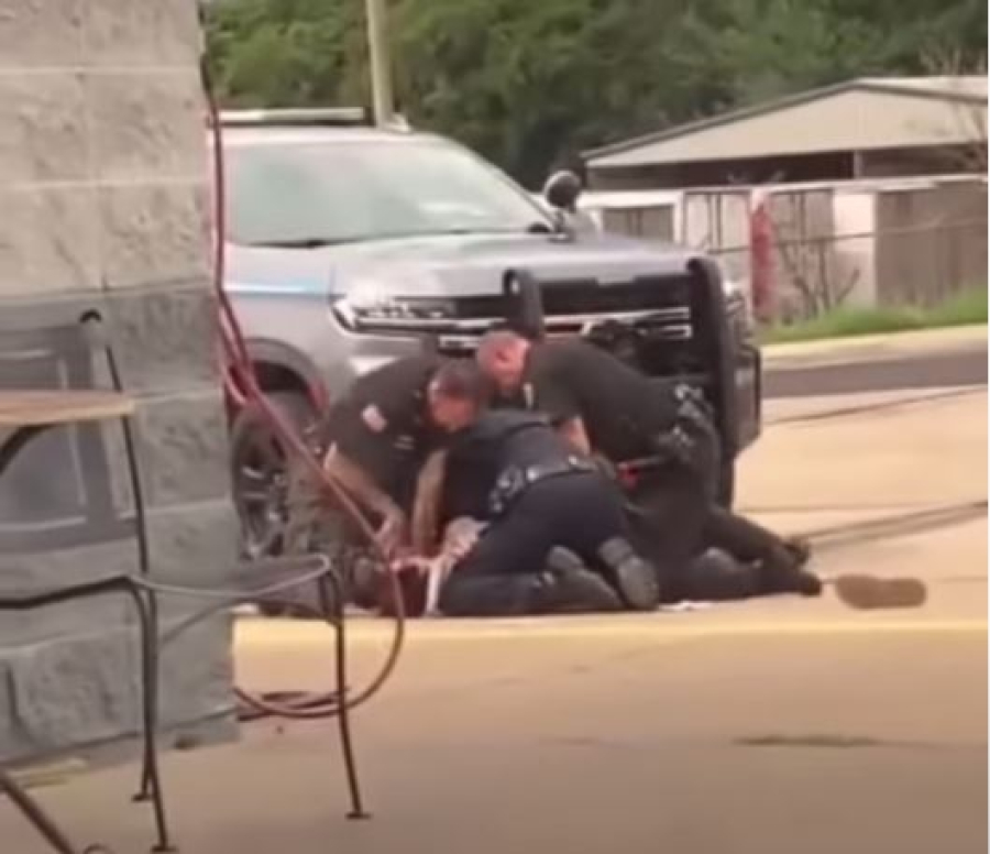 Σάλος στις ΗΠΑ: Αστυνομικοί τον ξυλοκοπούσαν δίχως έλεος σε κοινή θέα, «Μην τον χτυπάτε, χρειάζεται φάρμακα» (Βίντεο)