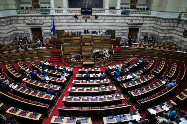 Κοινοβουλευτική γκάφα: Ο ΣΥΡΙΖΑ ζήτησε ονομαστική ψηφοφορία για την ΕΥΠ και 25 βουλευτές του απουσίαζαν