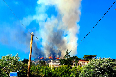 Μεγάλη φωτιά στην Αγία Μαρίνα Κορωπίου, οι πρώτες εικόνες (βίντεο, εικόνες)