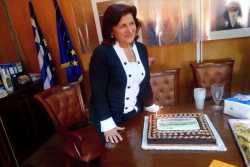 Η Θεανώ Φωτίου γιόρτασε τα γενέθλιά της με τούρτα-«κάρτα σίτισης - αλληλεγγύης»!
