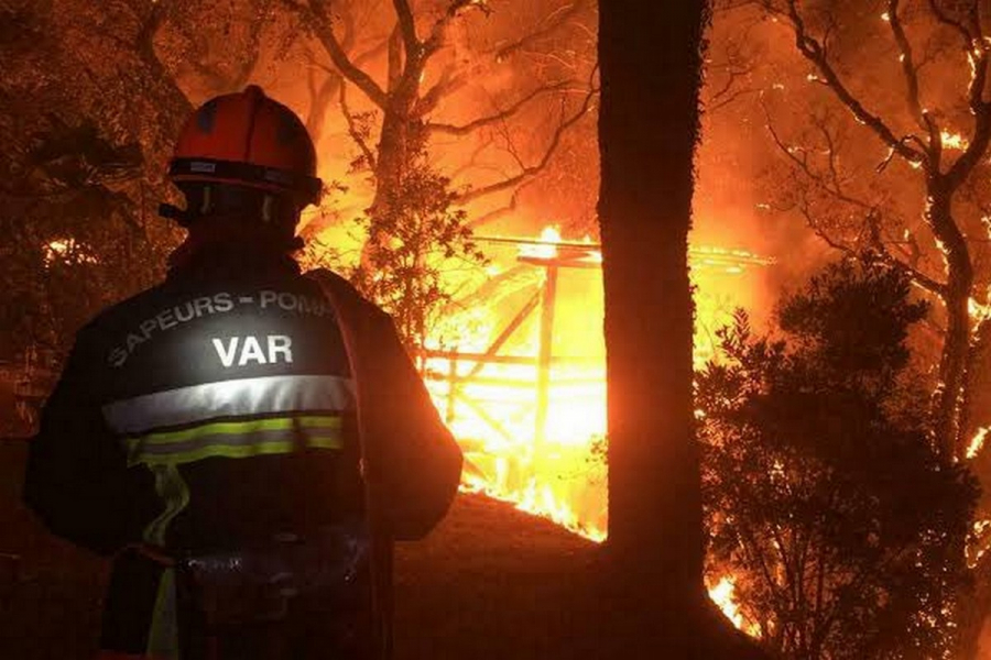 Φωτιές και στη Γαλλία: Ένας νεκρός, ολονύχτια μάχη με τις φλόγες στο Σεν Τροπέ – Στο σημείο ο Εμανουέλ Μακρόν (βίντεο)