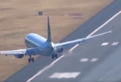 Πορτογαλία: Τρομακτική προσγείωση αεροπλάνου λόγω ανέμων (βίντεο)