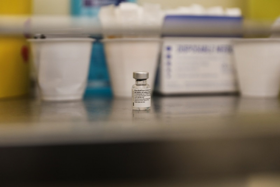 Κοζάνη: Πήγε να εμβολιαστεί και «έφυγε» με το φιαλίδιο της Pfizer