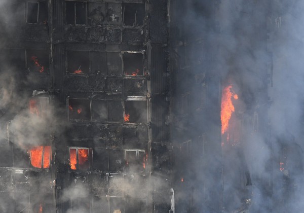 Φόβοι για πολλούς νεκρούς στον φλεγόμενο Πύργο του Λονδίνου