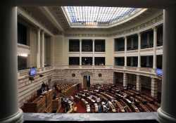 Βουλή: Ψηφίστηκαν τα αντισταθμιστικά μέτρα για την κατάργηση του ΕΚΑΣ