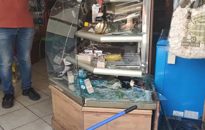 Θεσσαλονίκη: Aυτοκίνητο καρφώθηκε σε κατάστημα, λιποθύμησε από το σοκ η οδηγός (βίντεο)