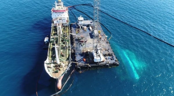 Πετρελαιοκηλίδα: Ξεκίνησε η απάντληση καυσίμων από το βυθισμένο δεξαμενόπλοιο ΑΓ. ΖΩΝΗ