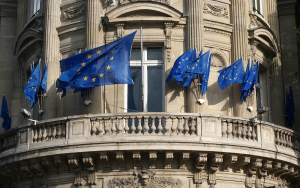 Ευρωπαϊκή Επιτροπή: Αναθεωρεί θετικά τις προβλέψεις για πληθωρισμό και αρνητικά για ανάπτυξη στην ΕΕ