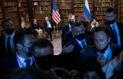 Πρωτοφανή επεισόδια μεταξύ δημοσιογράφων κατά τη συνάντηση Πούτιν - Μπαίντεν (εικόνες, βίντεο)