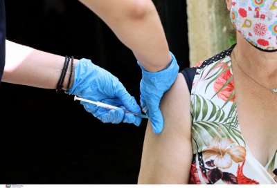 Ουκρανία: Όποιος άνω των 60 εμβολιάζεται κατά του κορονοϊού παίρνει δώρο ένα... smartphone