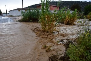 Συνεργεία της Περιφέρειας «ανοίγουν» πλημμυρισμένους και κλεισμένους δρόμους