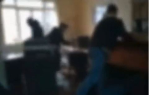 «Ντου» Ρουβίκωνα στο γραφείο δικαστικού επιμελητή για την έξωση της Ιωάννας Κολοβού
