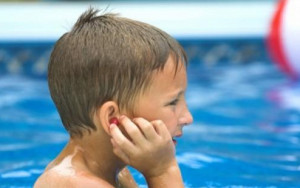 Καλοκαιρινά μπάνια: Ωτορινολαρυγγολόγοι προειδοποιούν τι πρέπει να προσέχουν οι μικροί κολυμβητές
