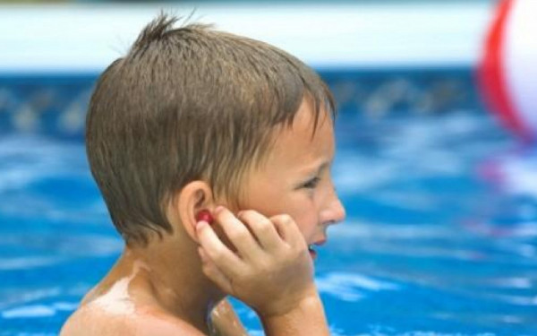 Καλοκαιρινά μπάνια: Ωτορινολαρυγγολόγοι προειδοποιούν τι πρέπει να προσέχουν οι μικροί κολυμβητές
