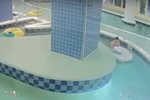 Ένας 12χρονος παγιδεύτηκε κάτω από το νερό σε πισίνα για εννέα λεπτά (Βίντεο)