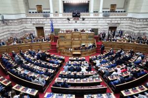 Βουλή: Μέσα στην εβδομάδα το διυπουργικό νομοσχέδιο για άσυλο, δήμους, συντάξεις, φάρμακα