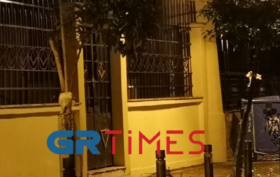 Περίεργο περιστατικό στη Θεσσαλονίκη: Άντρας εν εξάλλω χτύπαγε με μπαλτά είσοδο μασονικής στοά (βίντεο)
