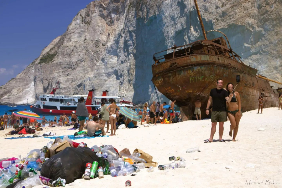 Ζάκυνθος: Το «Ναυάγιο» γέμισε σκουπίδια, viral η ντροπιαστική φωτογραφία