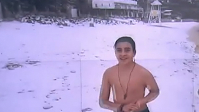 Απίστευτο! Έκανε μπάνιο στη χιονισμένη Ψαρού της Μυκόνου (βίντεο)