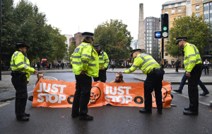 Aκτιβιστές ψέκασαν με μπογιά αντιπροσωπείες πολυτελών αυτοκινήτων στο Λονδίνο (βίντεο)