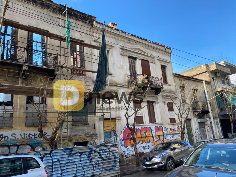 Δεκάδες ετοιμόρροπα κτίρια στο κέντρο της Αθήνας, με «ατομική ευθύνη» όσοι πολίτες περνούν μπροστά τους -Φωτορεπορτάζ του Dnews