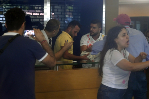 Λίβανος: Απεγνωσμένη γυναίκα εισέβαλε σε τράπεζα και «σήκωσε» μετρητά για την καρκινοπαθή αδερφή της (βίντεο)
