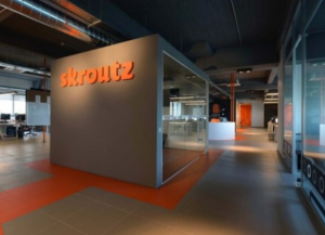 Η Skroutz ζητάει 400 ευρώ συν ΦΠΑ από επιχειρήσεις για το marketplace: Πολλές αντιδράσεις στα social media