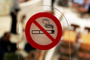 Έπεσε το πρώτο πρόστιμο σε Λέσχη Καπνιστών στην Πλάκα, καμπάνα 2.000 ευρώ