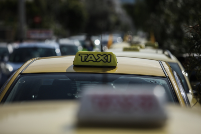 «Χειρόφρενο» τραβούν τα ταξί: Ζητούν μέτρα για την οικονομική κρίση του κλάδου