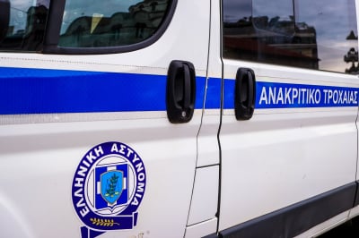 Θεσσαλονίκη: Αυτοκίνητο «καβάλησε» πεζοδρόμιο και πήρε σβάρνα ό,τι βρήκε μπροστά του (βίντεο)