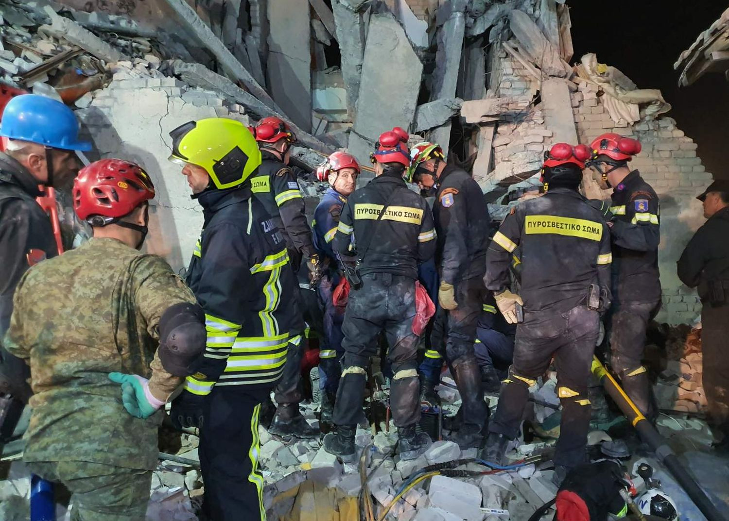 Αυξάνεται ο αριθμός των νεκρών - Δραματικές επιχειρήσεις των ομάδων διάσωσης - Εικόνες και βίντεο από τις προσπάθειες των Ελλήνων πυροσβεστών της ΕΜΑΚ