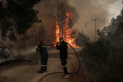 Φωτιές: Με τις... μάνικες στα χέρια οι πυροσβέστες για τον φόβο των αναζοπυρώσεων (βίντεο)