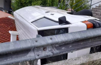 Απίστευτο τροχαίο στην Καβάλα με... «στροφάρα αλα Γιώργη», φορτηγάκι έπεσε σε σκεπή (βίντεο, εικόνες)