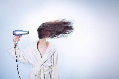 5 απλές συνήθειες για να σταματήσεις το φριζάρισμα στα μαλλιά σου