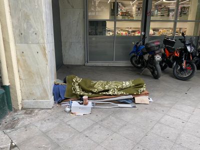 Άστεγοι: Οι «αθέατοι» άνθρωποι στο κέντρο της Αθήνας, αποκαλυπτικό φωτορεπορτάζ του Dnews